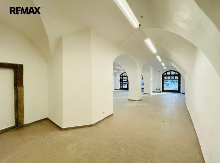 Pronájem obchodní prostory, 300 m²