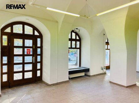 Pronájem obchodní prostory, 300 m²