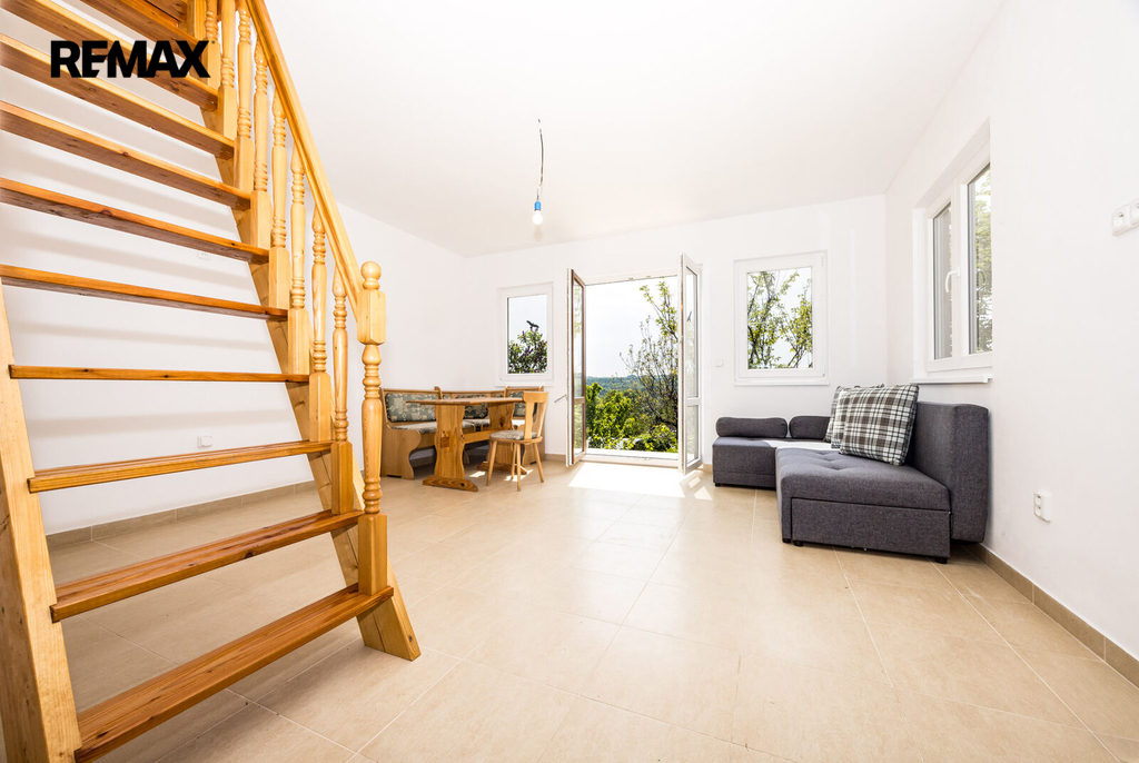 Obývací pokoj se vstupem na balkon
