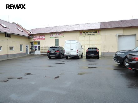 Pronájem obchodní prostory, 420 m²