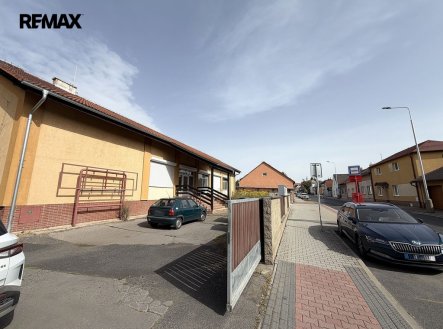 Pronájem skladu, 327 m²