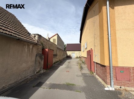 Pronájem skladu, 327 m²