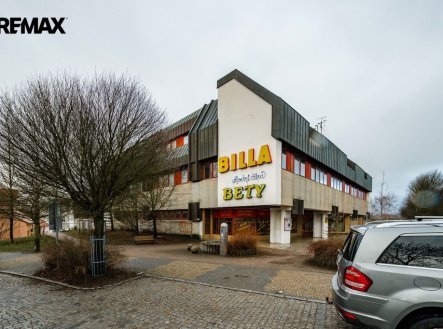Pronájem obchodní prostory, 1 305 m²