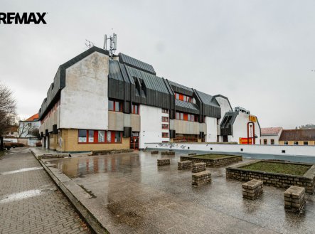 Pronájem obchodní prostory, 1 305 m²