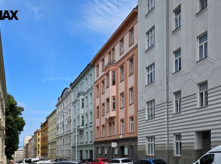 Pohled na bytový dům s provozovnou v přízemí | Prodej bytu, 3+1, 99 m²