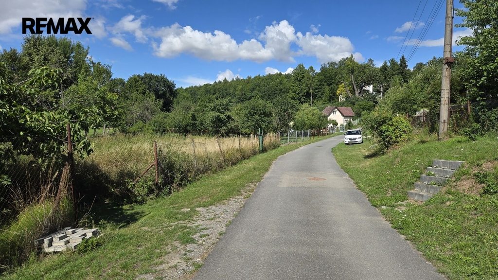 Přístupová cesta k pozemku 668 m2