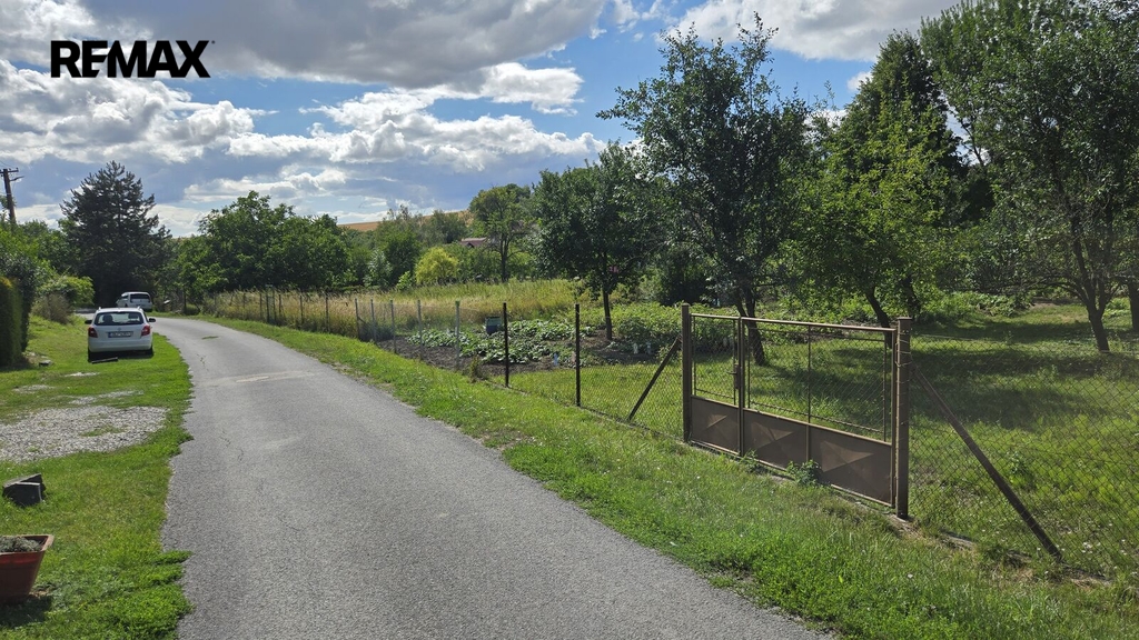 Přístupová cesta k pozemku 668 m2