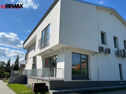 Pronájem obchodní prostory, 398 m² obrázek