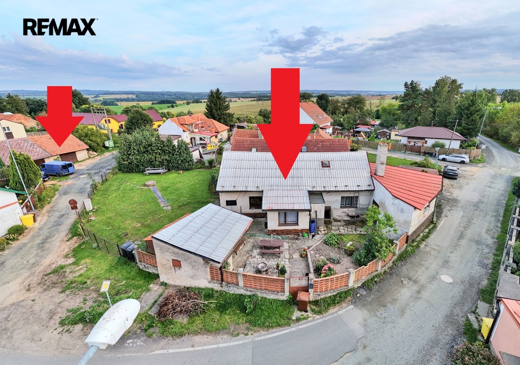 pohled na dům a garáž