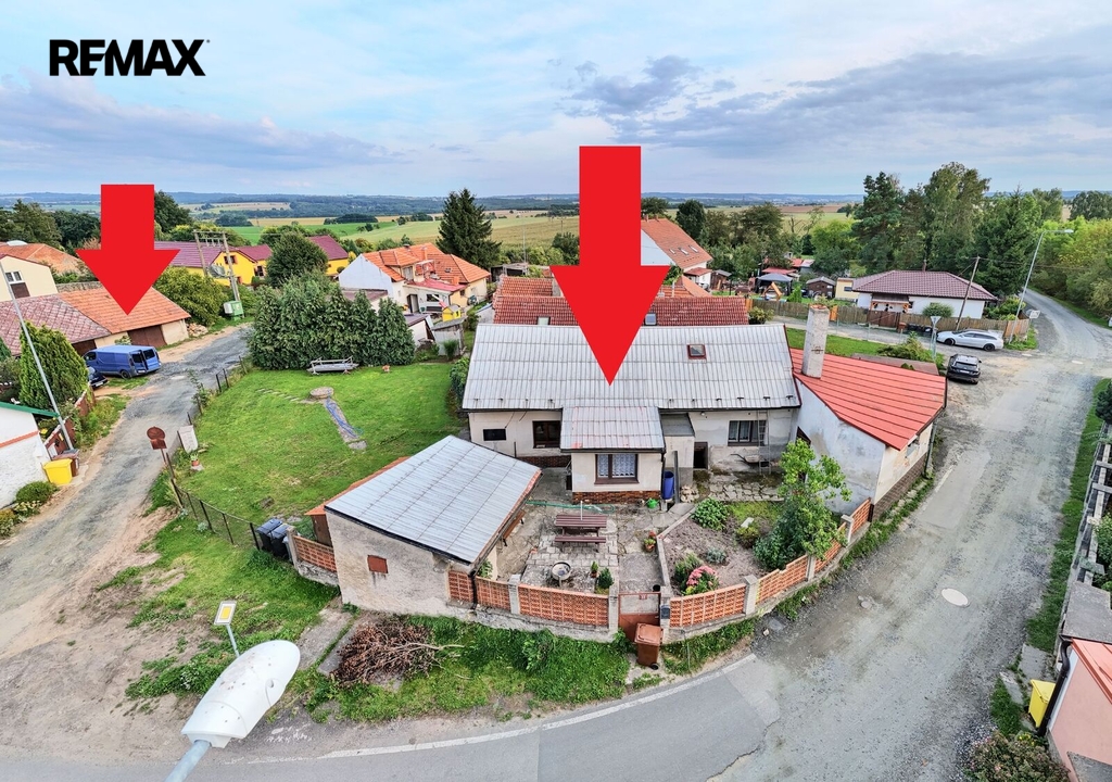 pohled na dům a garáž