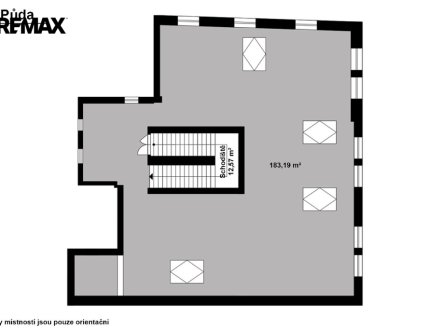 Pronájem obchodní prostory, 284 m²