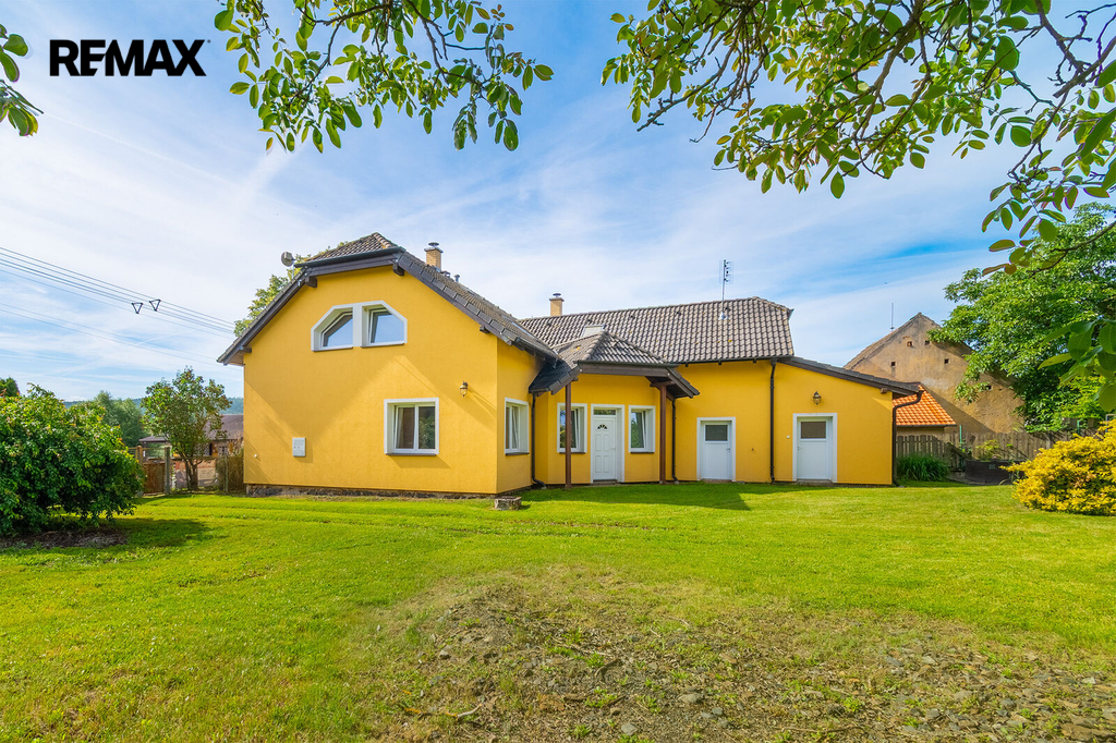 Na fotografii je prostorný zděný rodinný dům po rekonstrukci v obci Kucíny nedaleko Přeštic a Plzně. Nemovitost nabízí dispozici 6+1, obytné podkroví, užitnou plochu 238 m², pozemek o velikosti 1 042 