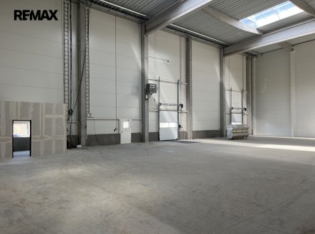 Pronájem skladu, 1 999 m²