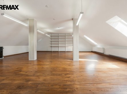 Pronájem obchodní prostory, 215 m²