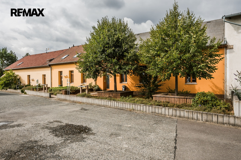 Pronájem komerčních prostor v Zelenči u Prahy – dvoupodlažní komerční budova v areálu U Rybníka 13 vhodná pro kanceláře, obchod, prodejnu, služby, provozovnu, showroom, ordinaci, zdravotnické zařízení
