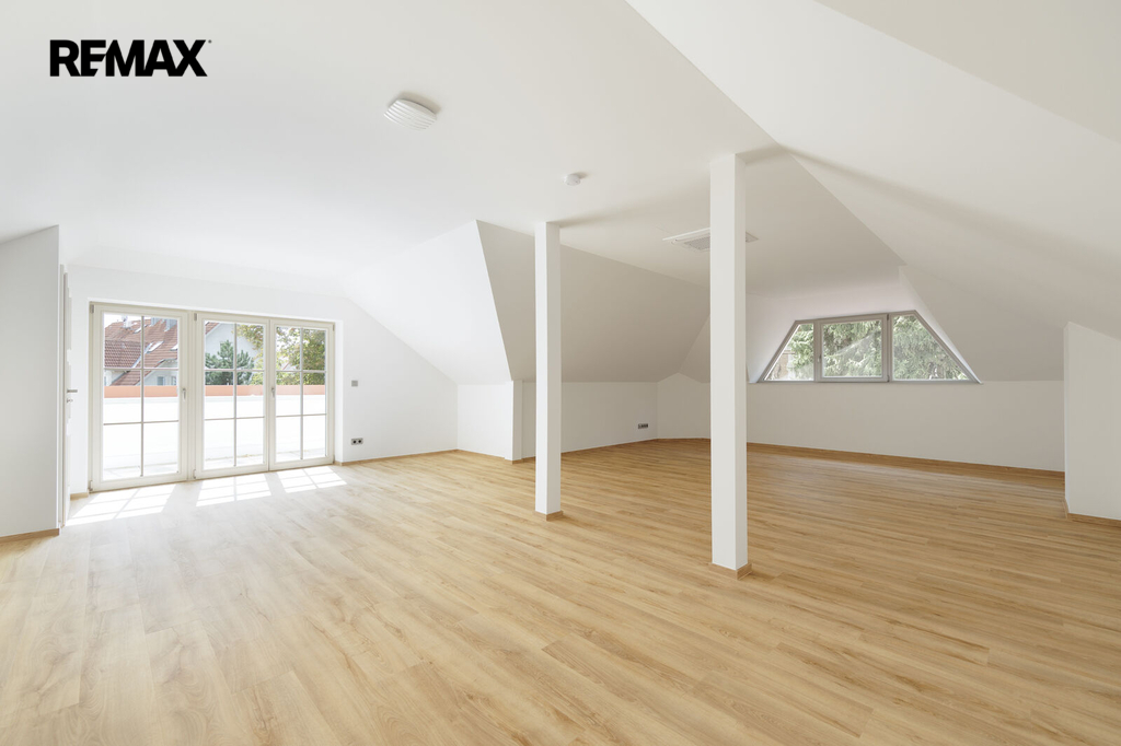 Prodej prostorného bytu 4+kk o velikosti 140 m² v Praze 10 – Záběhlicích, s velkou terasou, balkonem a dvěma parkovacími místy, v kompletně zrekonstruované vile u Hamerského rybníka a sportovního areá
