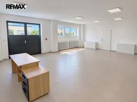Pronájem skladu, 196 m²