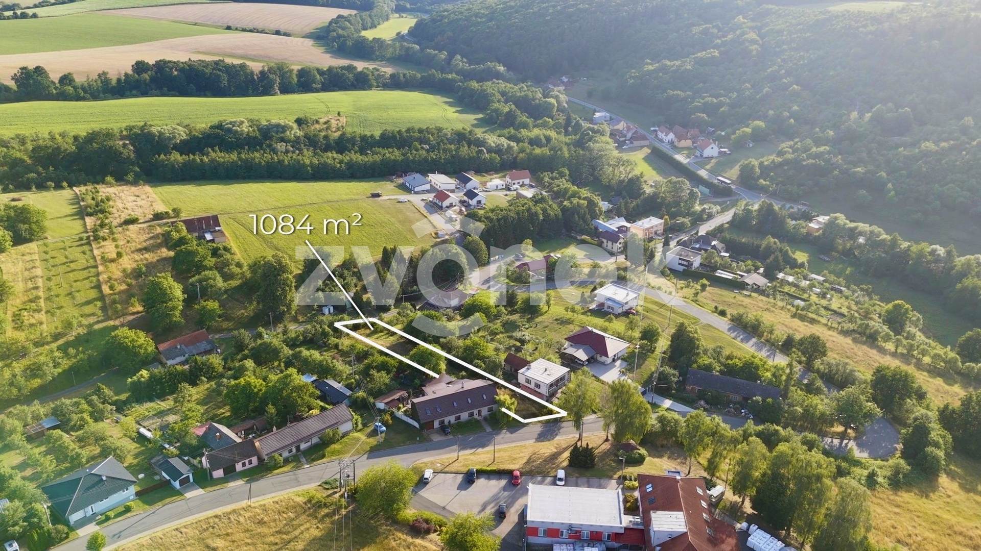 1084 m²