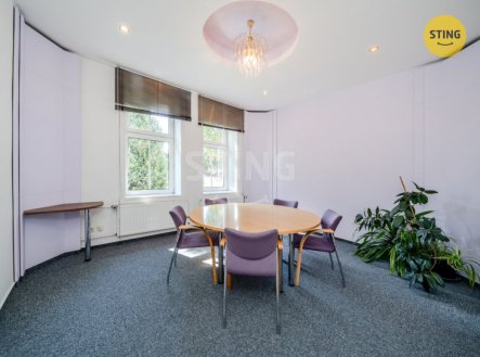 Pronájem komerčního objektu, administrativní budova, 250 m²