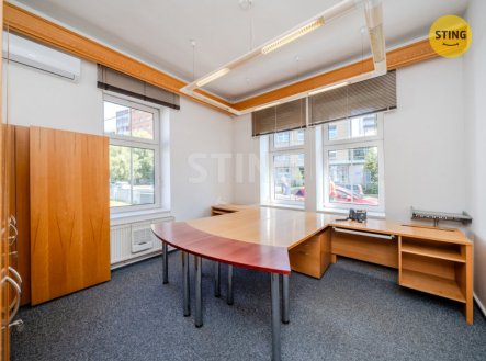 Pronájem komerčního objektu, administrativní budova, 250 m²