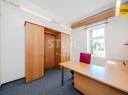 Pronájem komerčního objektu, administrativní budova, 250 m²