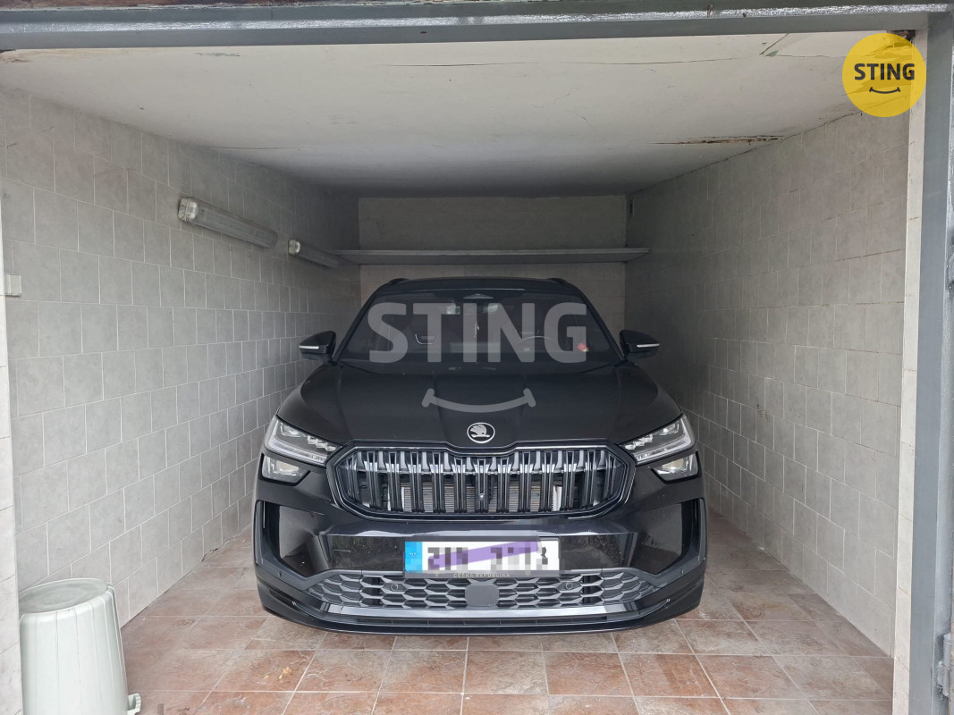 Garáž auto uvnitř sm spz.jpeg