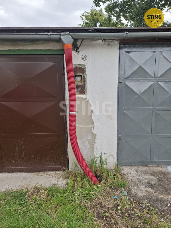 Garáž svod vody a elektroměr.jpeg