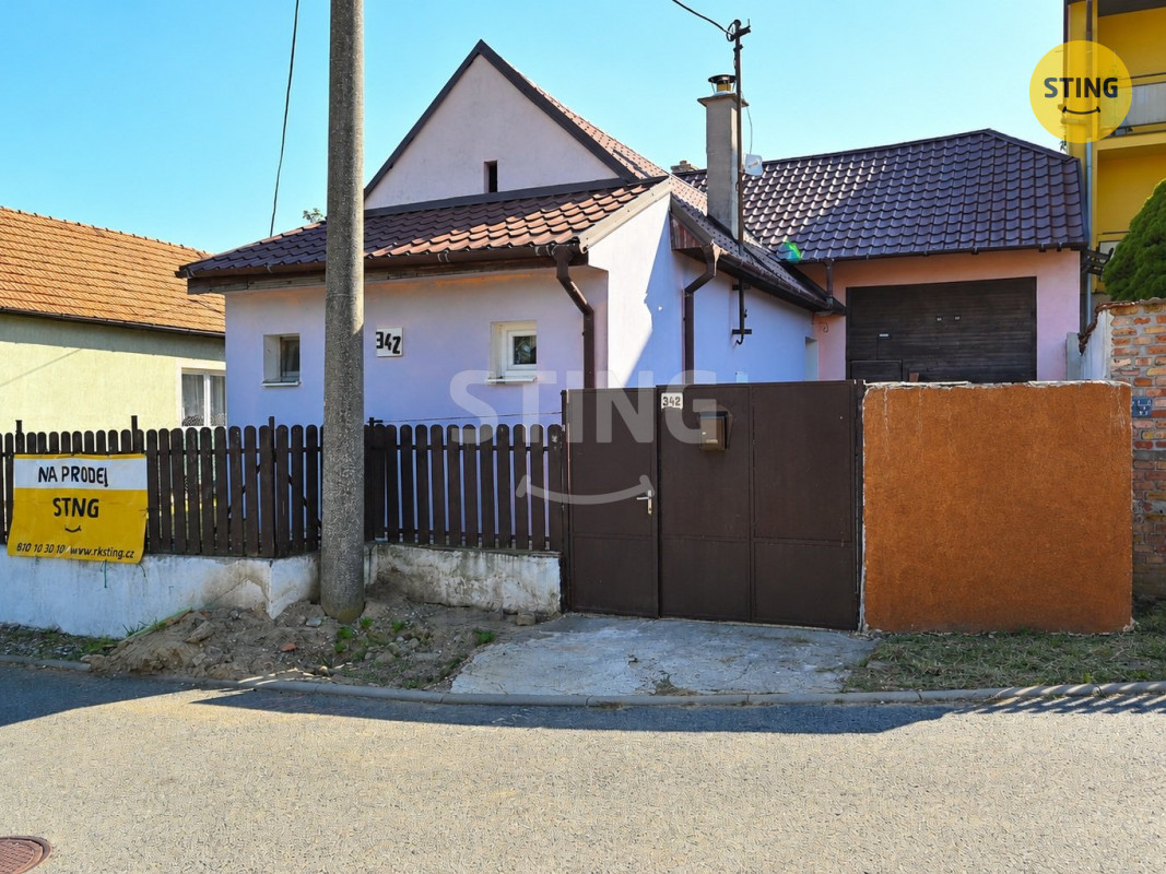 Slunečná ulice s domem a bránou 342.jpg