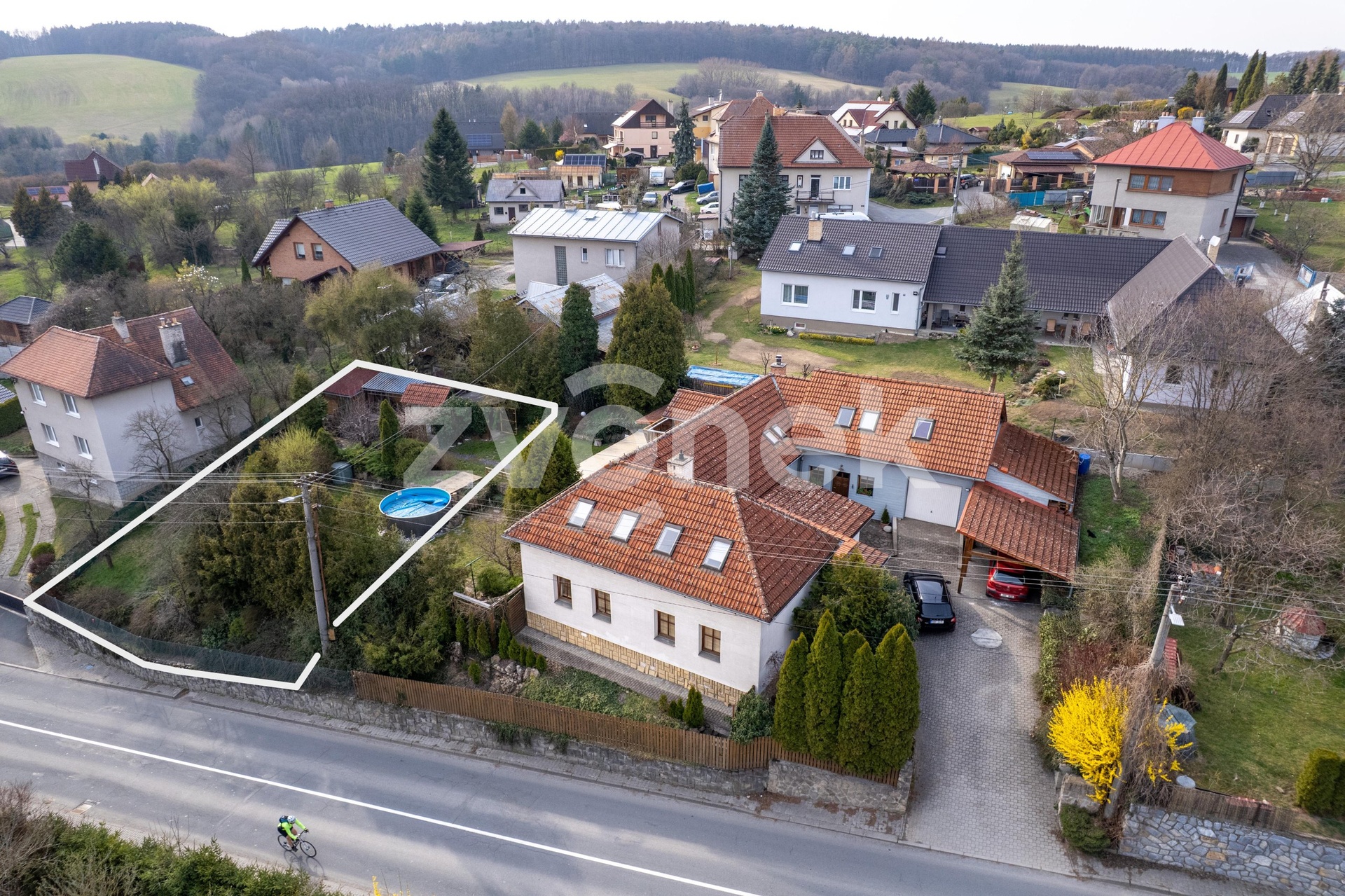 hvozdná 470 m pohled k sousedovi