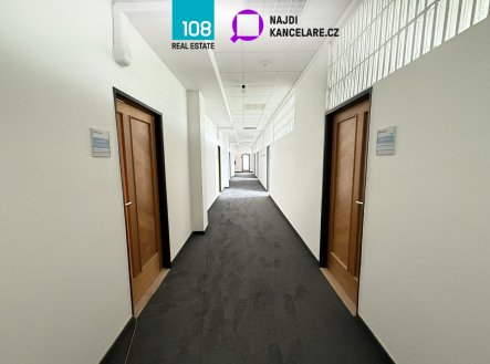 Pronájem kanceláře, 536 m²