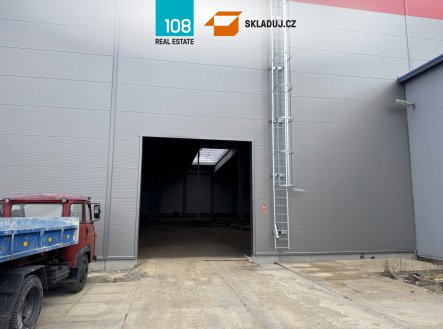 Pronájem komerčního objektu, sklad, 1 800 m²