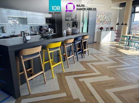 Pronájem kanceláře, 456 m²