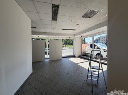 Pronájem obchodní prostory, 323 m²