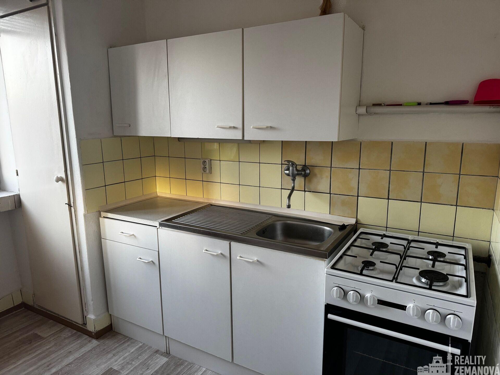 Částečně zařízený byt 1+1, 38m2, ve vile u Thomayerovy nemocnice, P-4