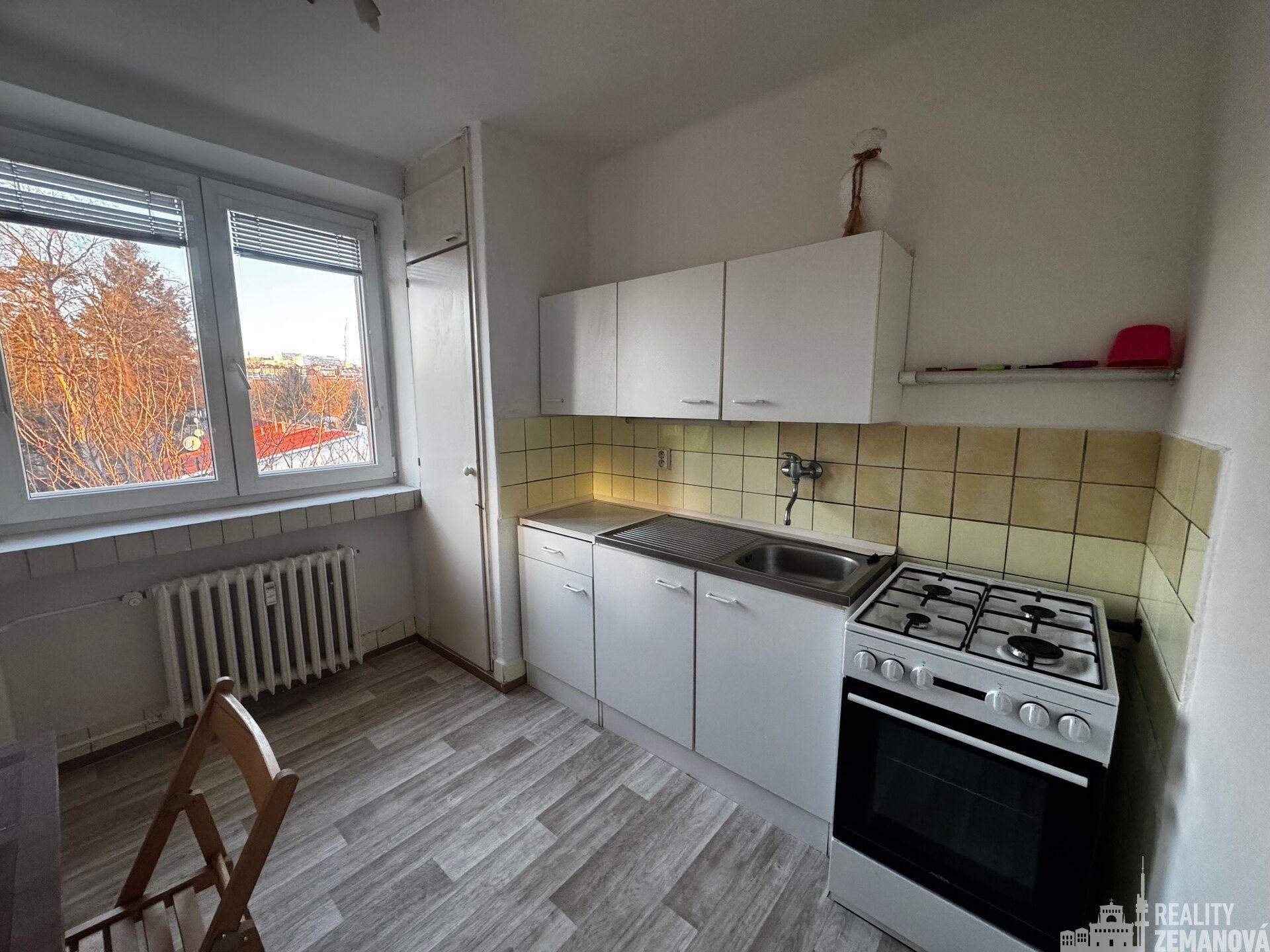 Částečně zařízený byt 1+1, 38m2, ve vile u Thomayerovy nemocnice, P-4