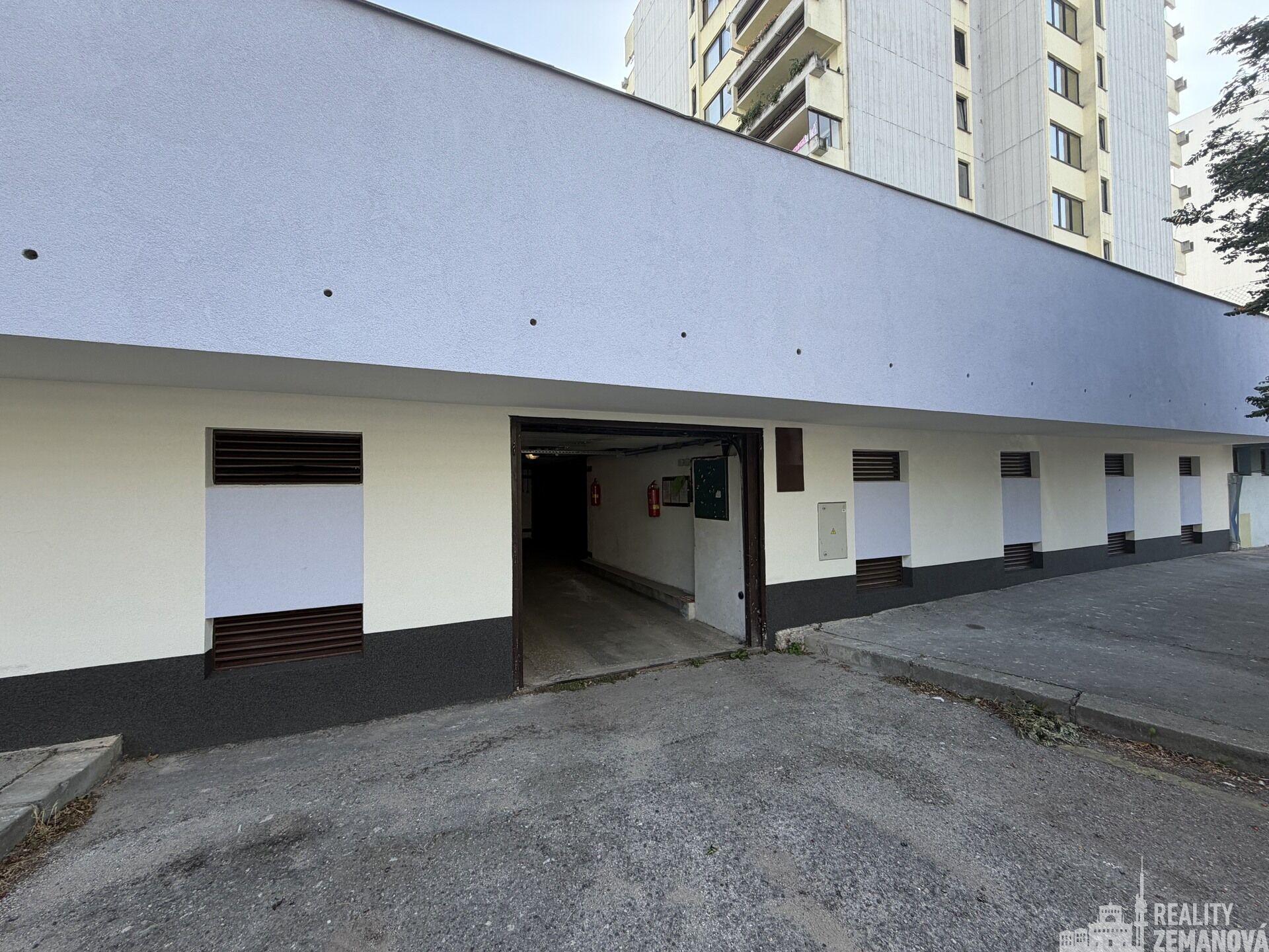 Garážové stání 16,7m2 v Podolí za vraty na dálkové ovládání.