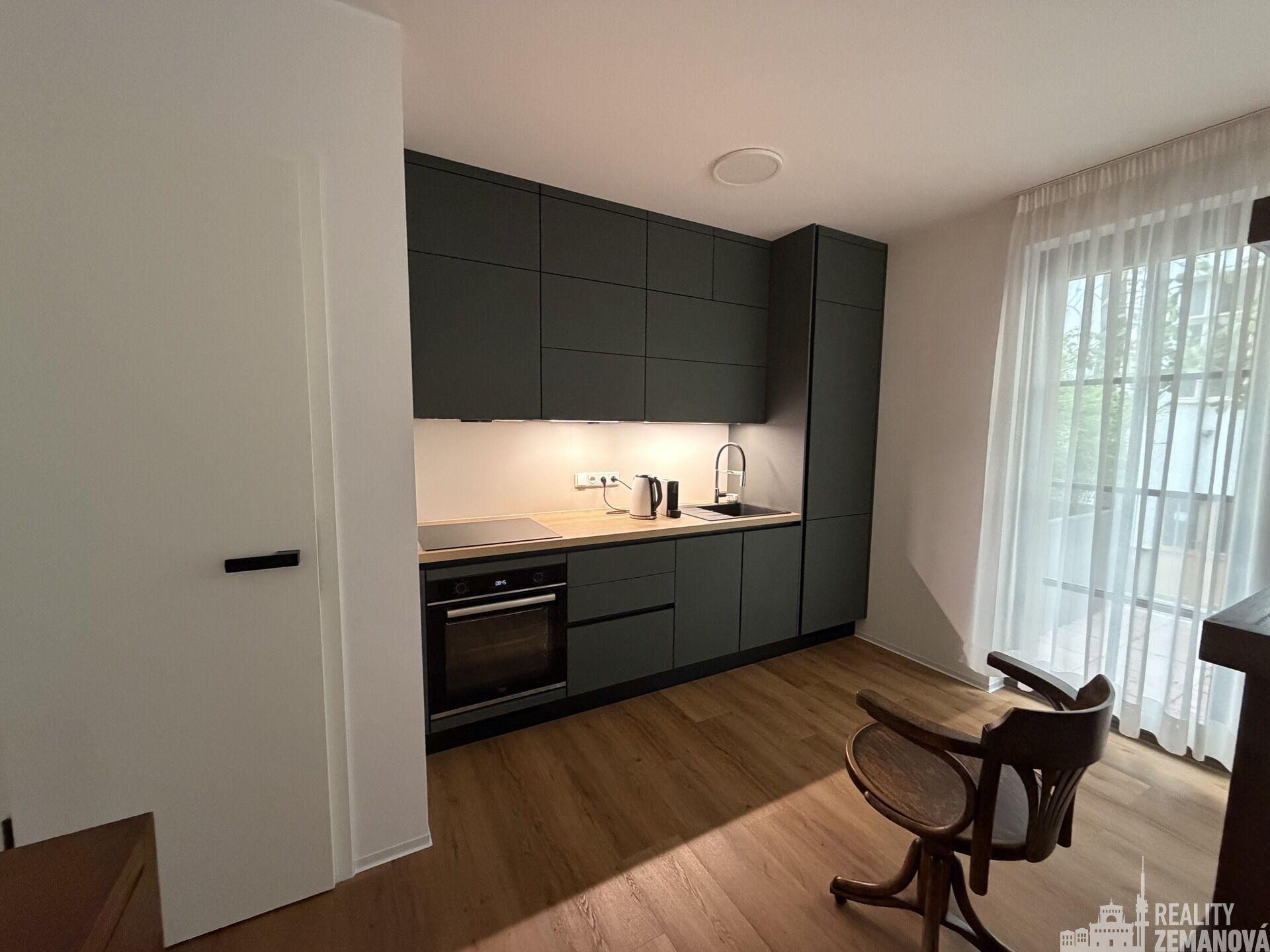 Nový zařízený mezonetový byt 2+kk, 55,67 m2 + terasy 50,5 m2, Korunní, Praha 2