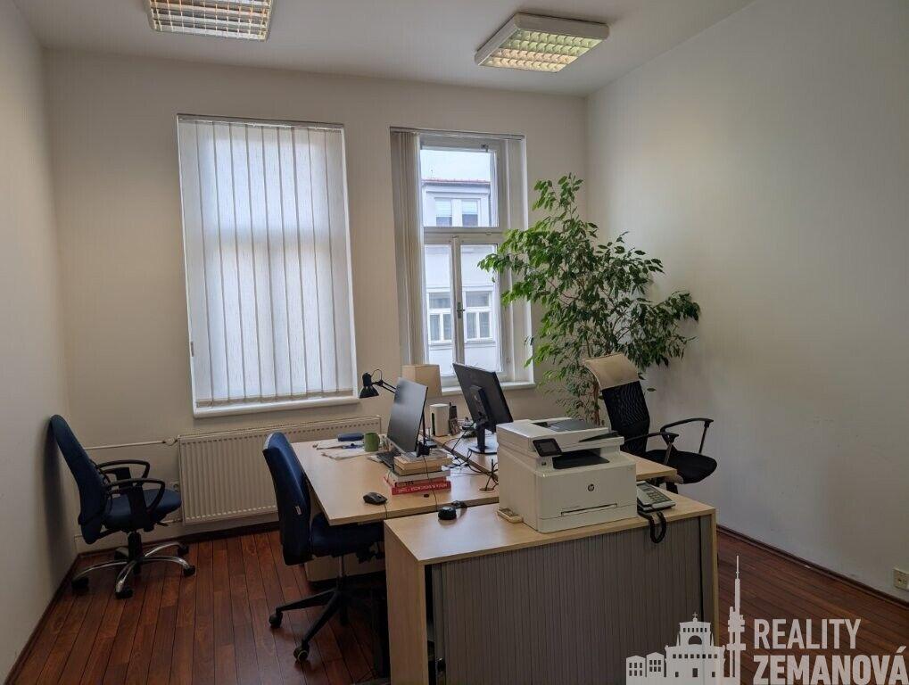 K pronájmu kanceláře ve 4. patře, 103m2, u metra I. P. Pavlova. Bez provize za zprostředkování.