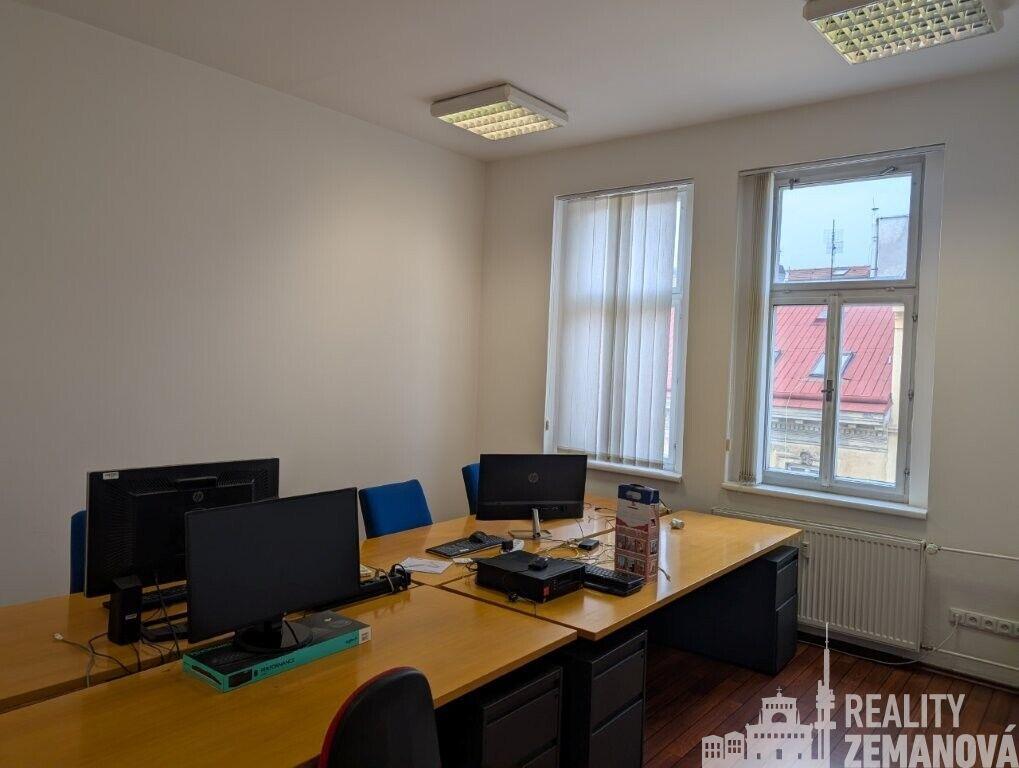 K pronájmu kanceláře ve 4. patře, 103m2, u metra I. P. Pavlova. Bez provize za zprostředkování.