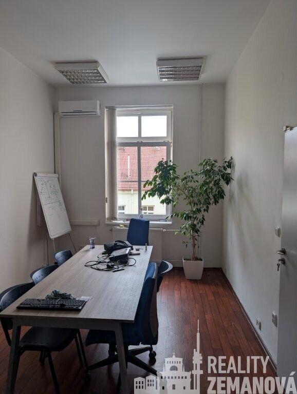 K pronájmu kanceláře ve 4. patře, 103m2, u metra I. P. Pavlova. Bez provize za zprostředkování.