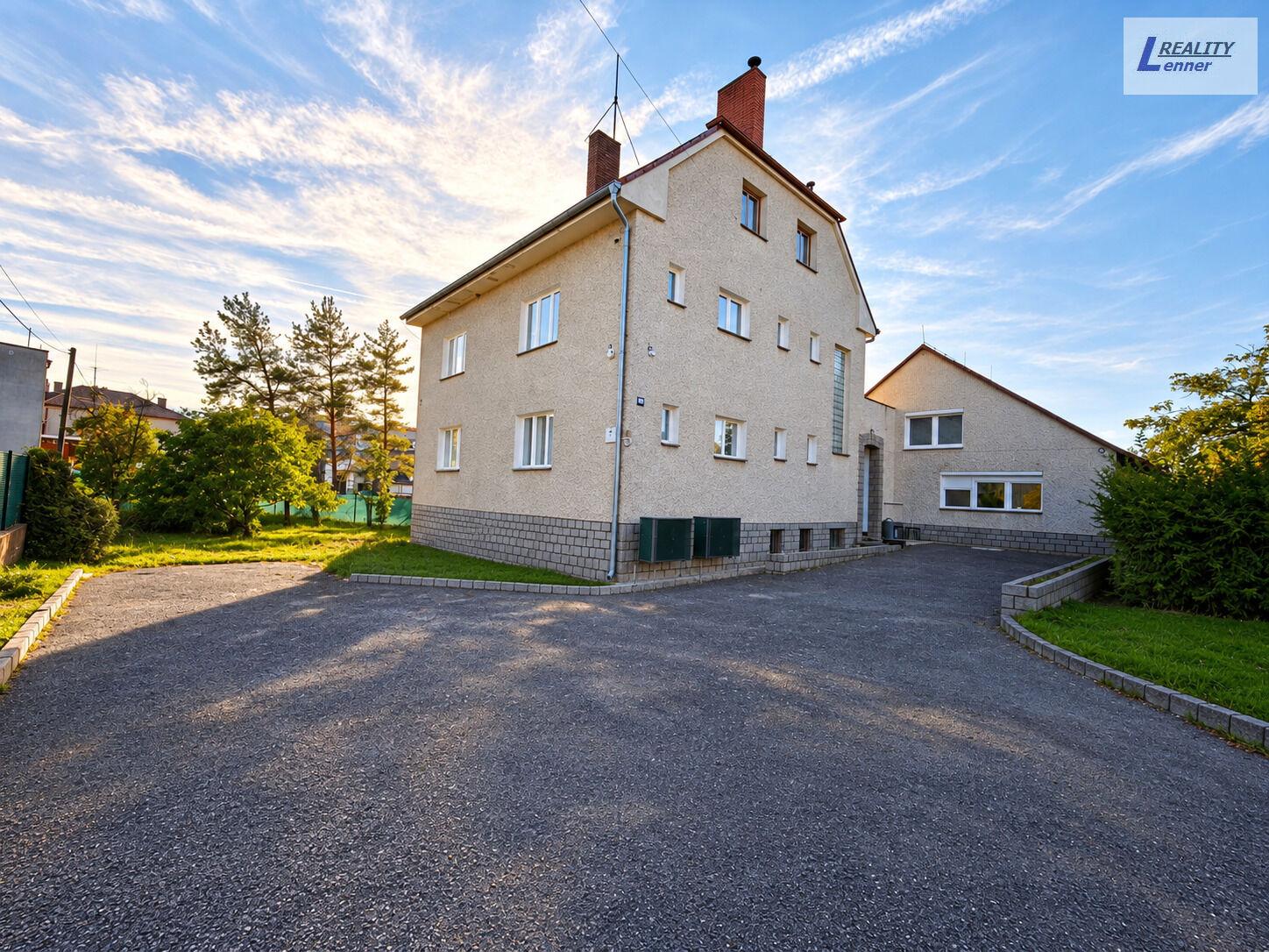 Komerční nemovitost 218 m2, 5 bytů,  4 samostatné pokoje, vlastní zahrada 1139 m2