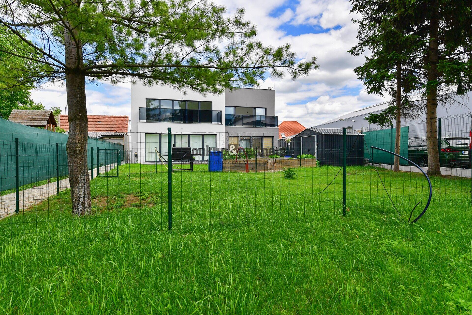 Ateliér 3+kk/ Komora/ 2 x Balkon - 79 m2 + zahrada 95 m2 - Novostavba, Líbeznice, Praha - východ.
