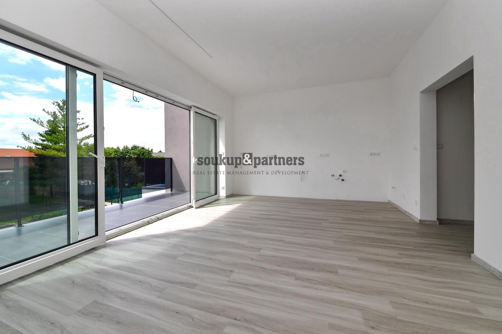 Ateliér 3+kk/ Komora/ 2 x Balkon - 79 m2 + zahrada 95 m2 - Novostavba, Líbeznice, Praha - východ.