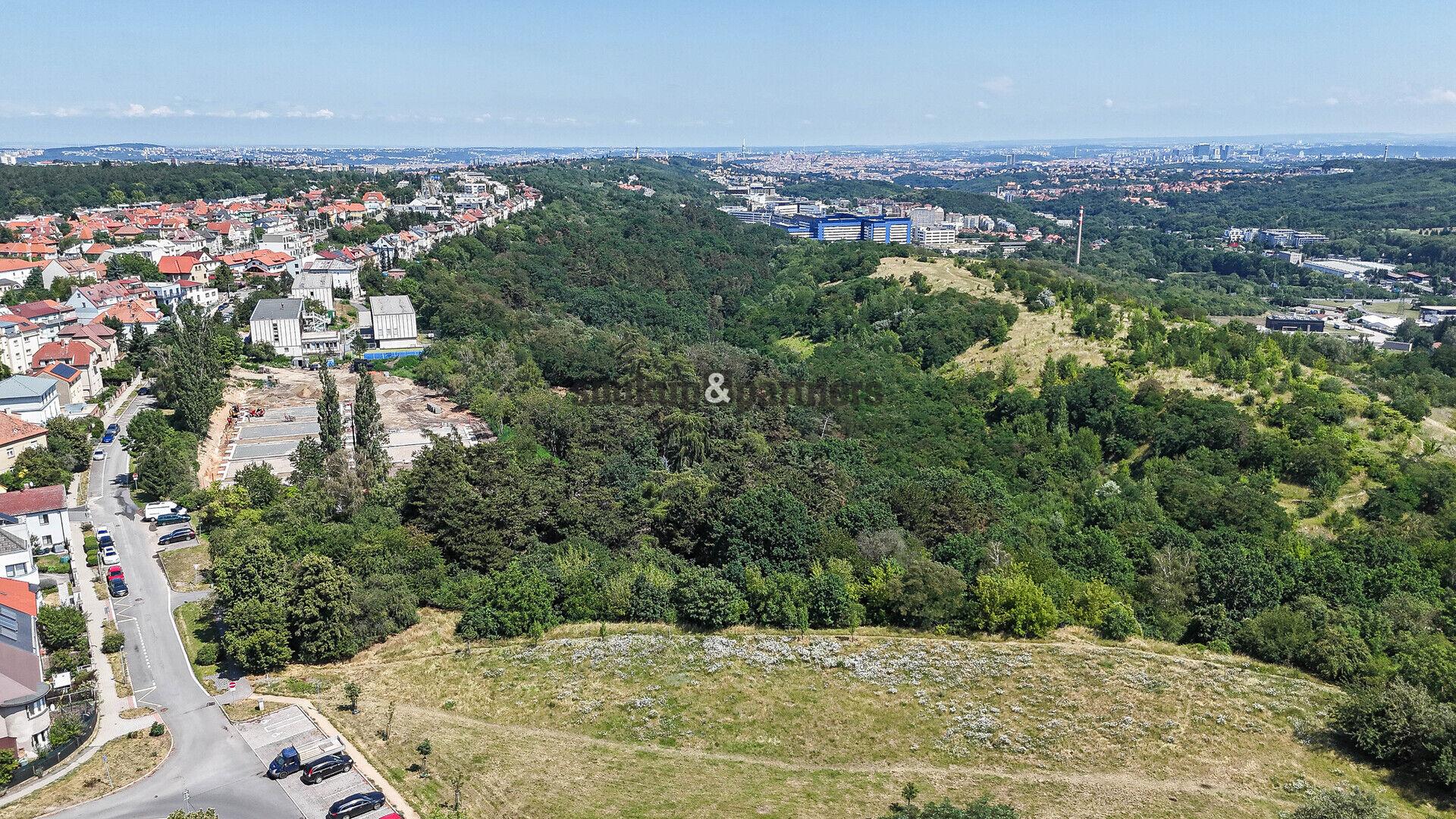 Pozemek - 9.916 m2, projekt se stavebním povolením, Praha 6 - Řepy.