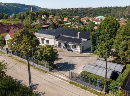 Pohled na areál | Pronájem - výrobní prostor, 395 m²