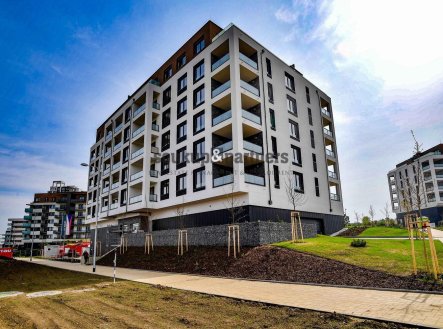 Pronájem garážového stání, 14 m²