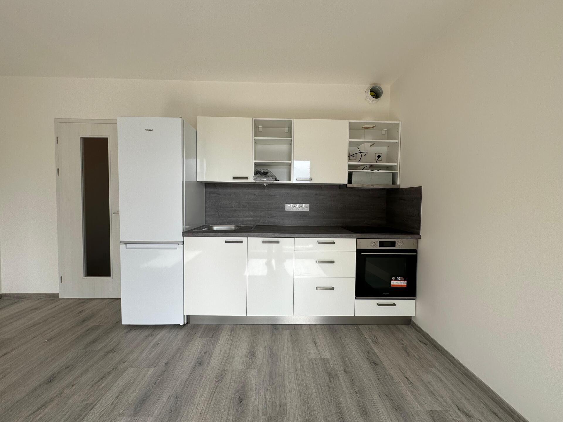 Pronájem bytu 1+kk, 32m2, s balkonem a sklepem