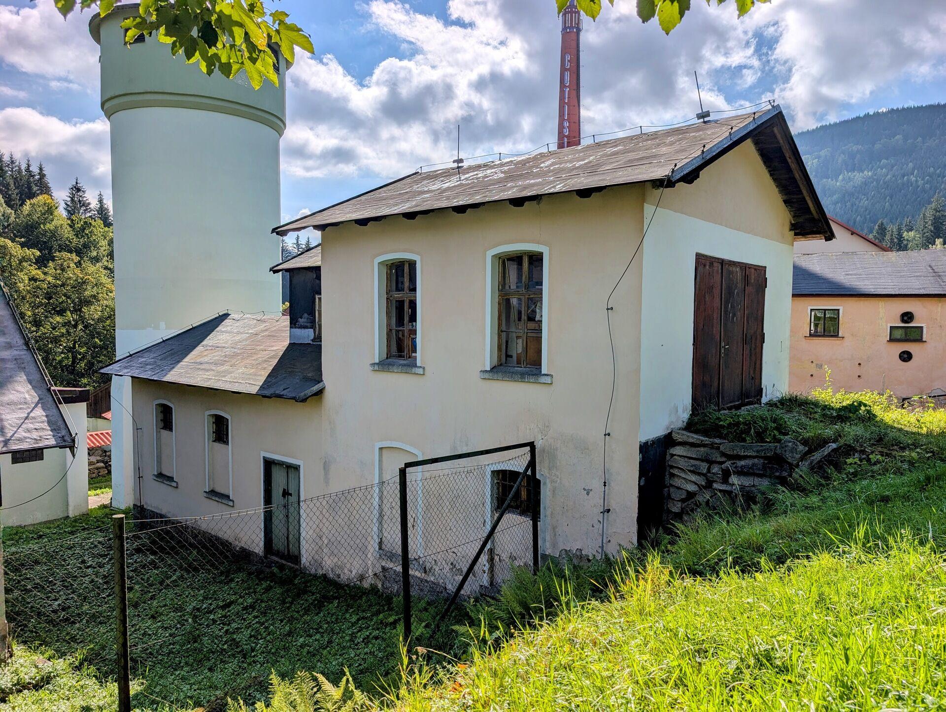 Skladovací prostor - garáž v Kořenově