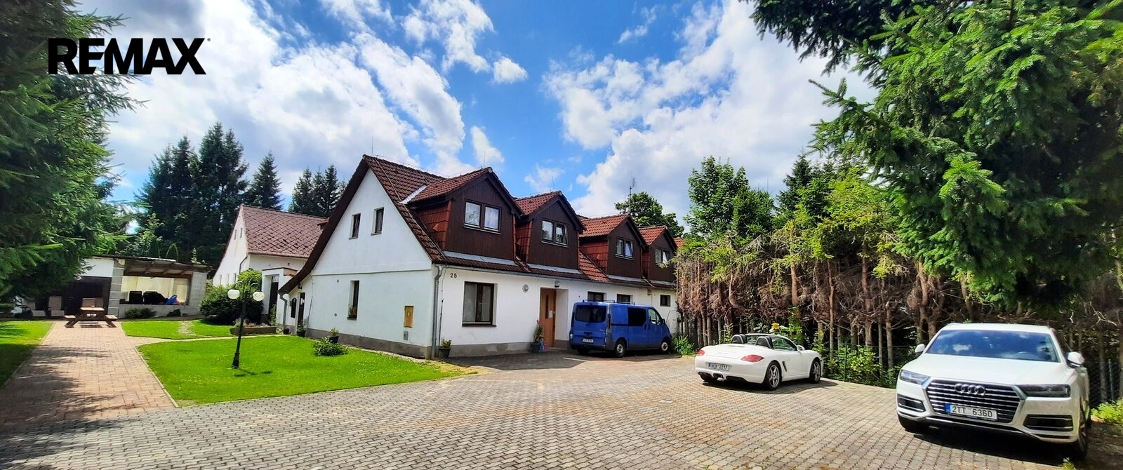 boční pohled s parkovištěm v areálu
