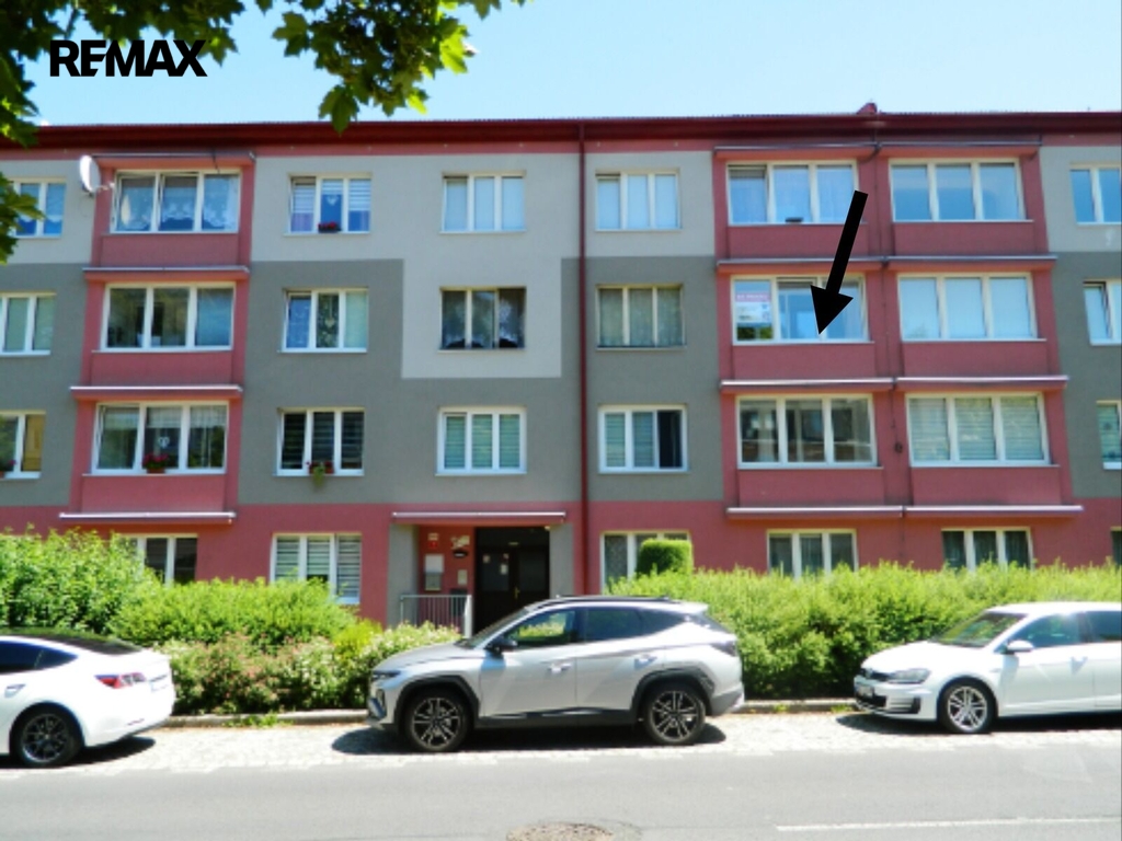 Pokoj s lodžií je orientován do ulice Hlavní.